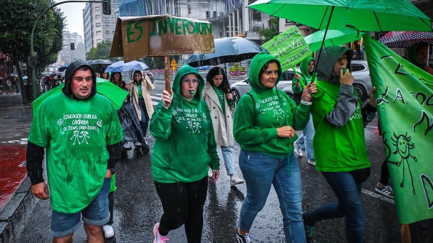 Decenas de personas durante una manifestación del pasado lunes por la adecuación salarial
