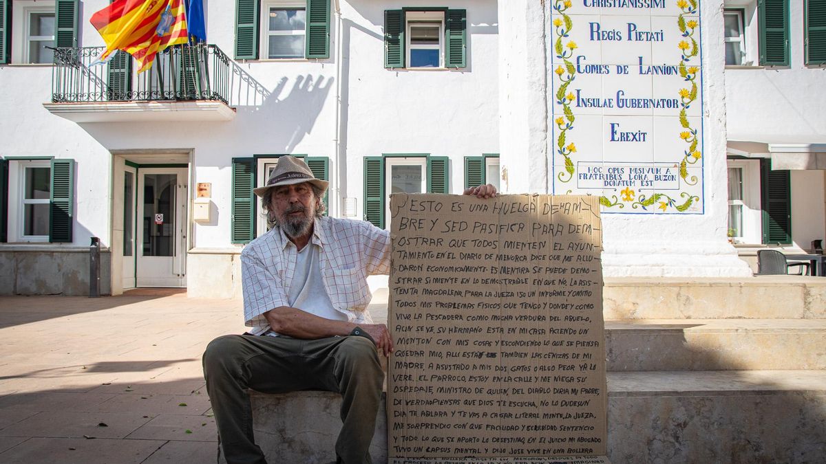 Tras ser desahuciado permaneció 4 días en huelga de hambre frente al Ayuntamiento hasta ser realojado provisionalmente por los servicios sociales.