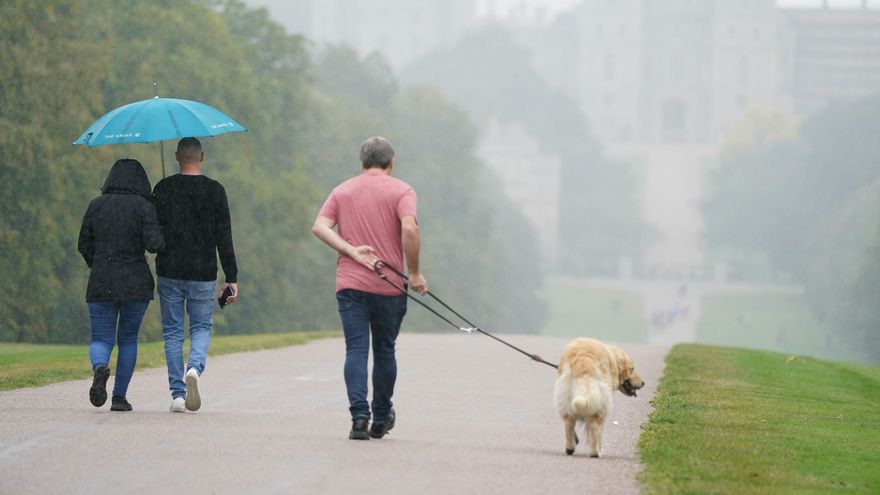 Gente caminando por el Long Walk en Windsor.