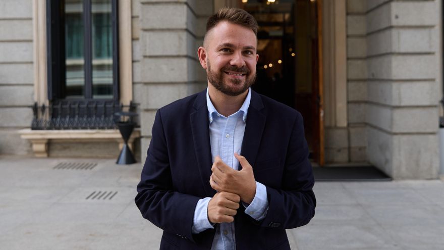 El diputado de Compromis Alberto Ibáñez ofrece declaraciones a los medios en el Congreso de los Diputados, a 24 de junio de 2025, en Madrid (España).