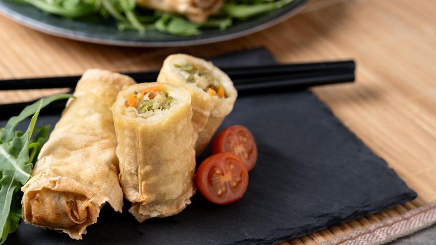 Rollitos de primavera crujientes con verduras, marisco o manzana y canela: tres ideas para preparar en casa este clásico de la cocina china