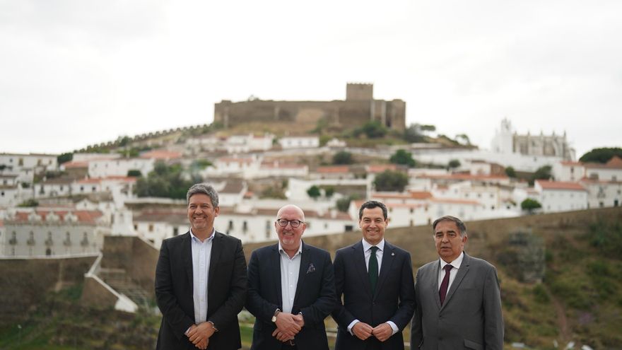 El presidente de la Junta de Andalucía, Juanma Moreno, participa en el Plenario de la Eurorregión Alentejo-Algarve-Andalucía en la localidad portuguesa de Mértola.