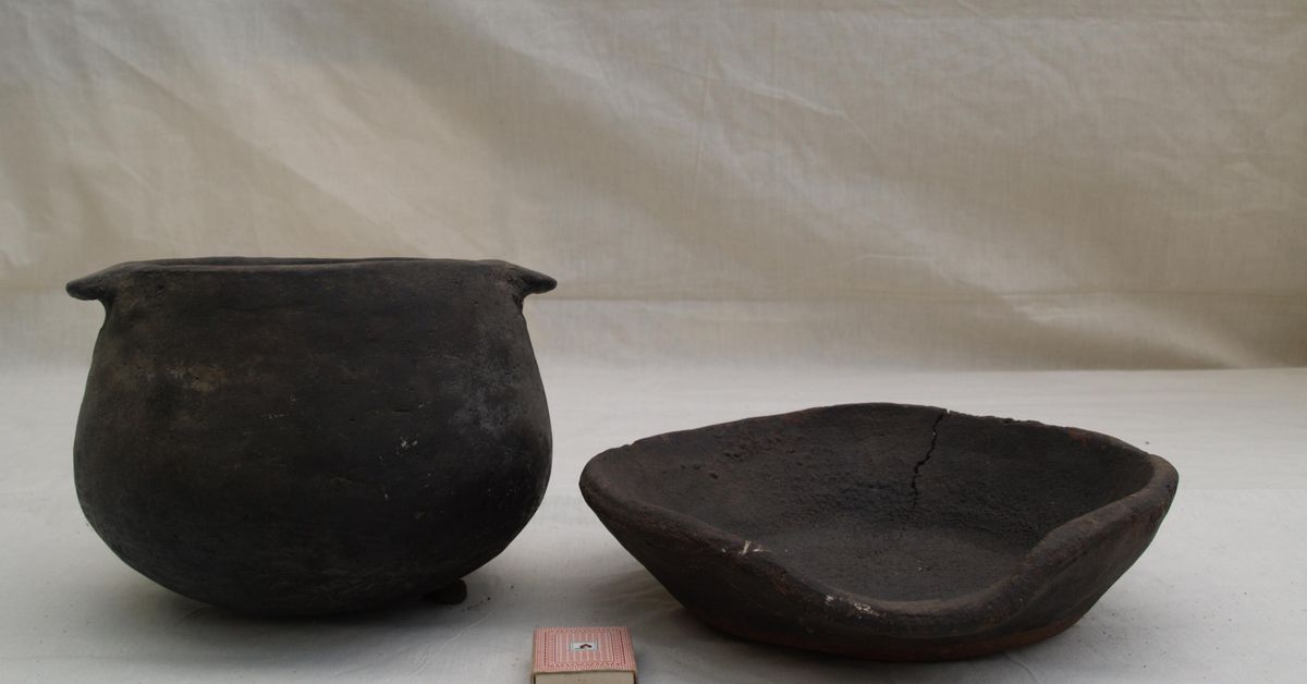 Tostador y olla, loza de La Palma.