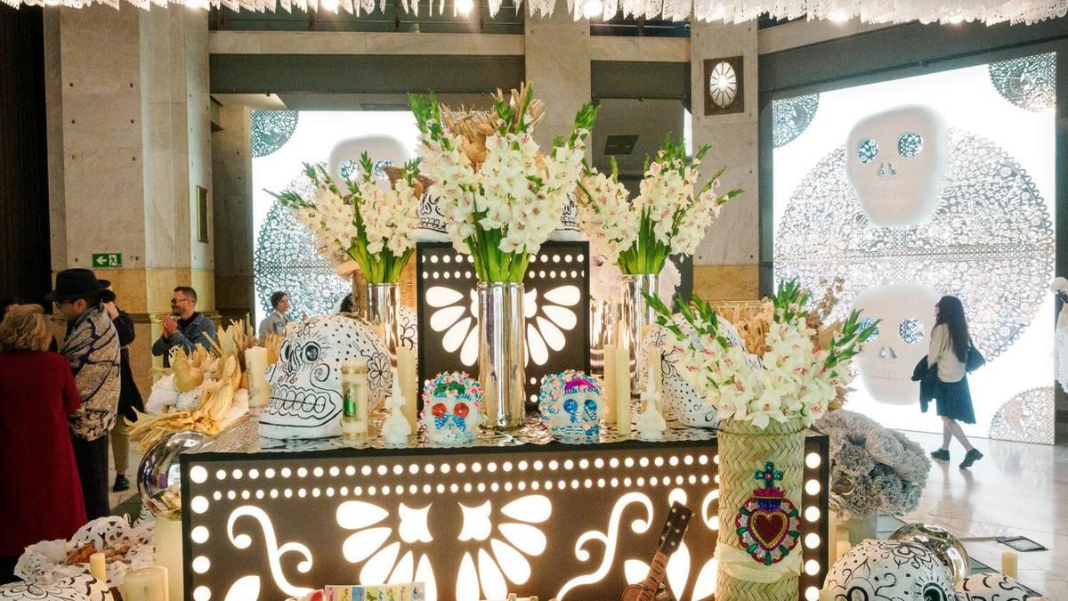 Los cuatro altares de muertos en Madrid fuera de Casa de México: fotos, ubicación y horarios de visita