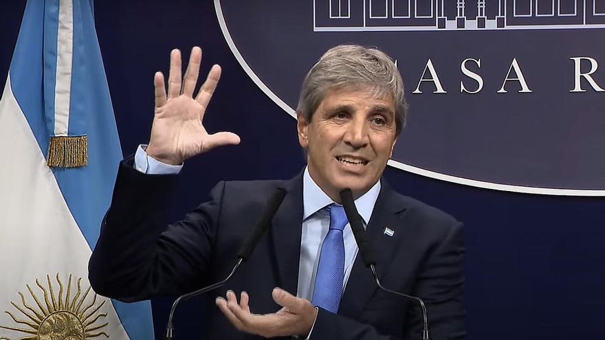 Caputo espera este martes US$12.000 millones del FMI y a cambio promete más motosierra al gasto