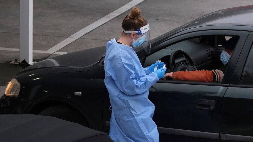 Los sanitarios hacen pruebas PCR a los conductores en el punto autocovid del HUCA (Hospital Universitario de Asturias) este domingo en Oviedo. EFE/Paco Paredes