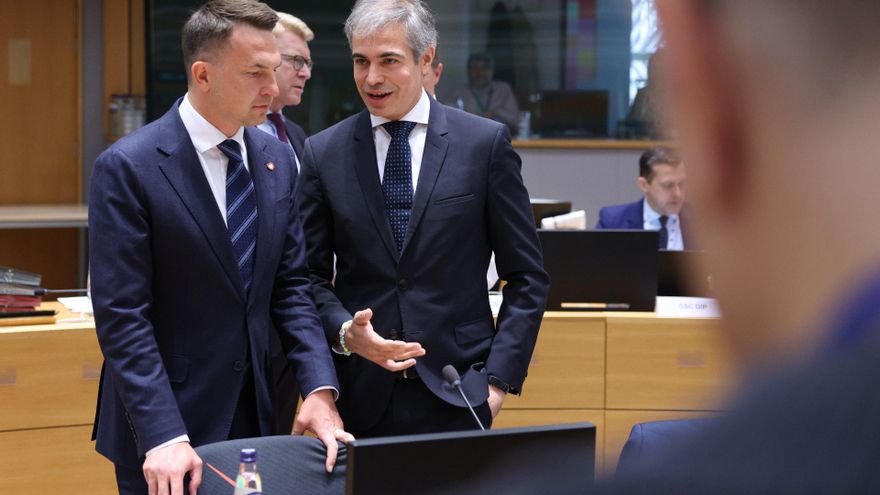 El ministro de Asuntos Europeos de Polonia, Adam Szlapka, junto al secretario de Estado de España para la UE, Fernando Sampedro, este martes en Bruselas.