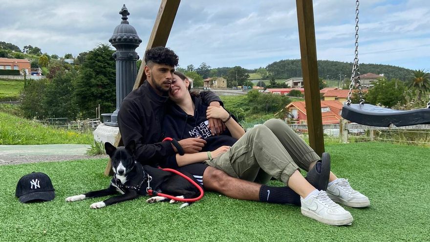 Omar con su novia y su perra, en sus vacaciones en Cantabria, donde viven familiares de Andrea. Imágenes utilizadas para probar el arraigo del marroquí en el país