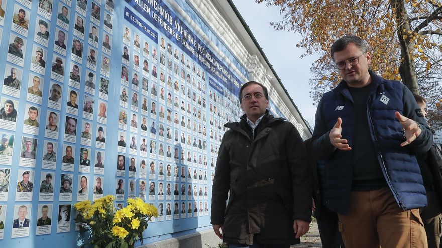 El ministro de Asuntos Exteriores José Manuel albares (izda.) camina junto a su homólogo ucraniano, Dmytro Kuleba, durante su visita a Kiev.