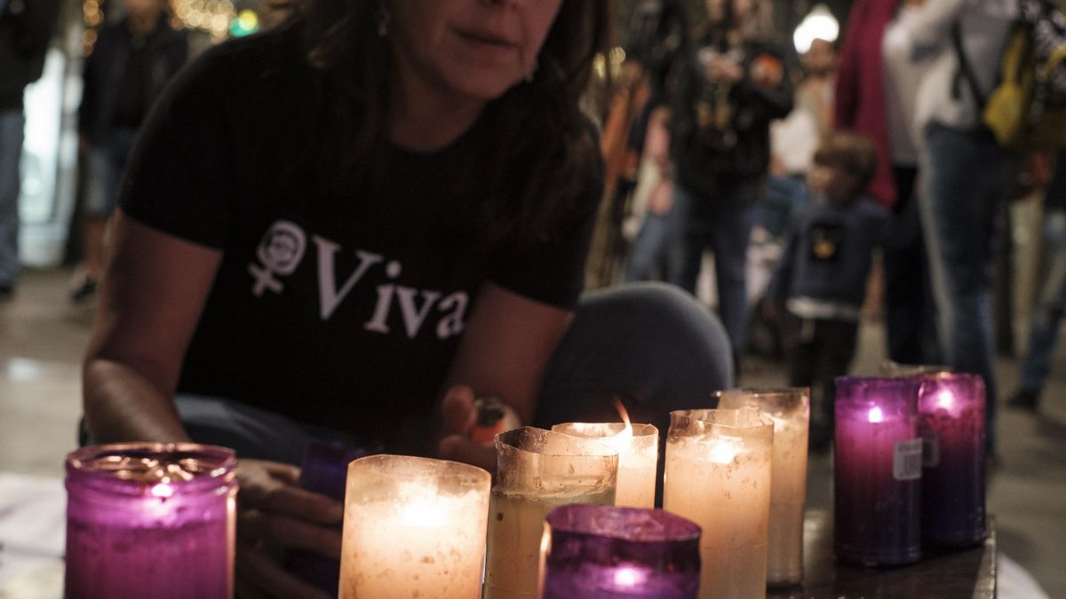 Concentración este martes de la Red Feminista de Gran Canaria para condenar el asesinato machista de Hayate, de 46 años, en Adeje (Tenerife). EFE/Ángel Medina G.