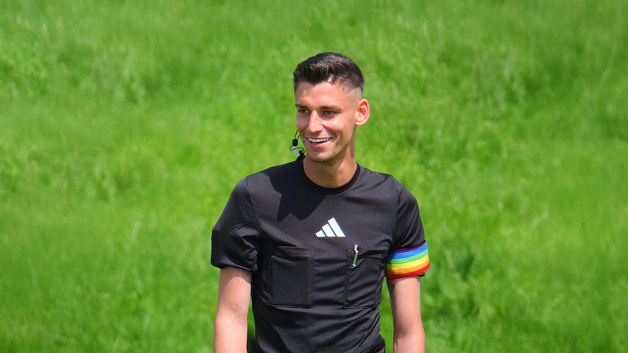 Pascal Kaiser, el árbitro alemán que ha desafiado la homofobia: "En el fútbol, las personas LGBTQ+ son a menudo invisibles"