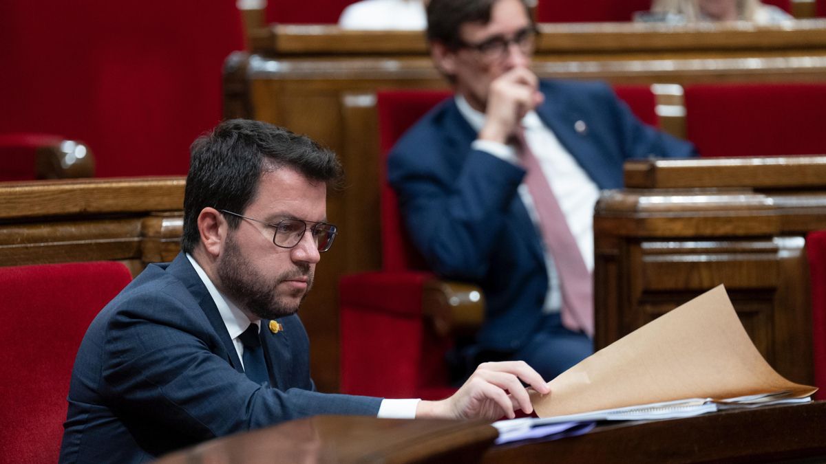 El presidente de la Generalitat de Catalunya, Pere Aragonès (i), y el líder del PSC, Salvador Illa (d), durante el tercer Debate de Política General de la legislatura, en el Parlament de Catalunya, a 27 de septiembre de 2023, en Barcelona, Catalunya (Espa
