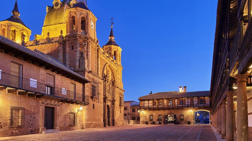 Plaza mayor de San Carlos del Valle. Vista nocturna. Ciudad Real. David Blázquez.