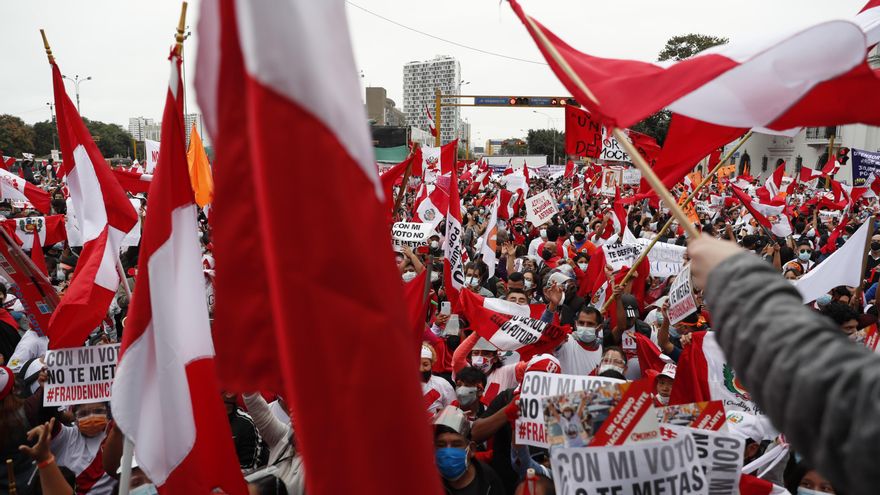 El 63 % de los peruanos no simpatiza con ningún partido político, según una encuesta