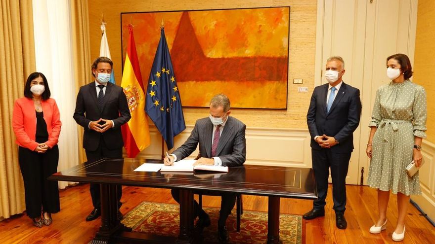Felipe VI en su visita al Parlamento de Canarias