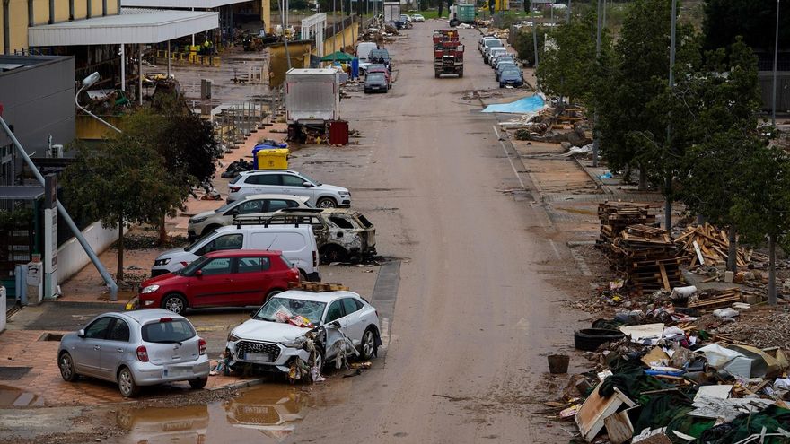 Varios vehículos destrozados tras el paso de la DANA en las inmediaciones del centro comercial Bonaire, a 4 de noviembre de 2024, en Aldaia, Valencia, Comunidad Valenciana (España).