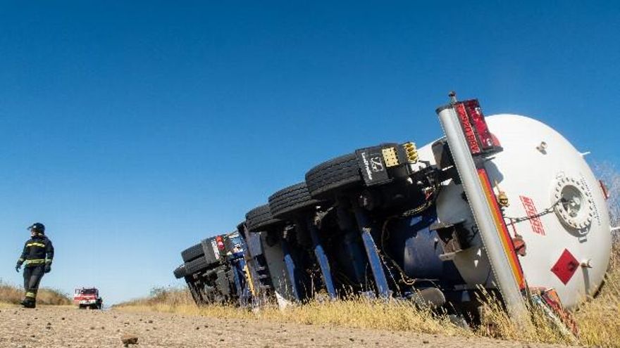 Fotografía Bomberos de León. Vuelca un camión cisterna en Roperuelos del Páramo.