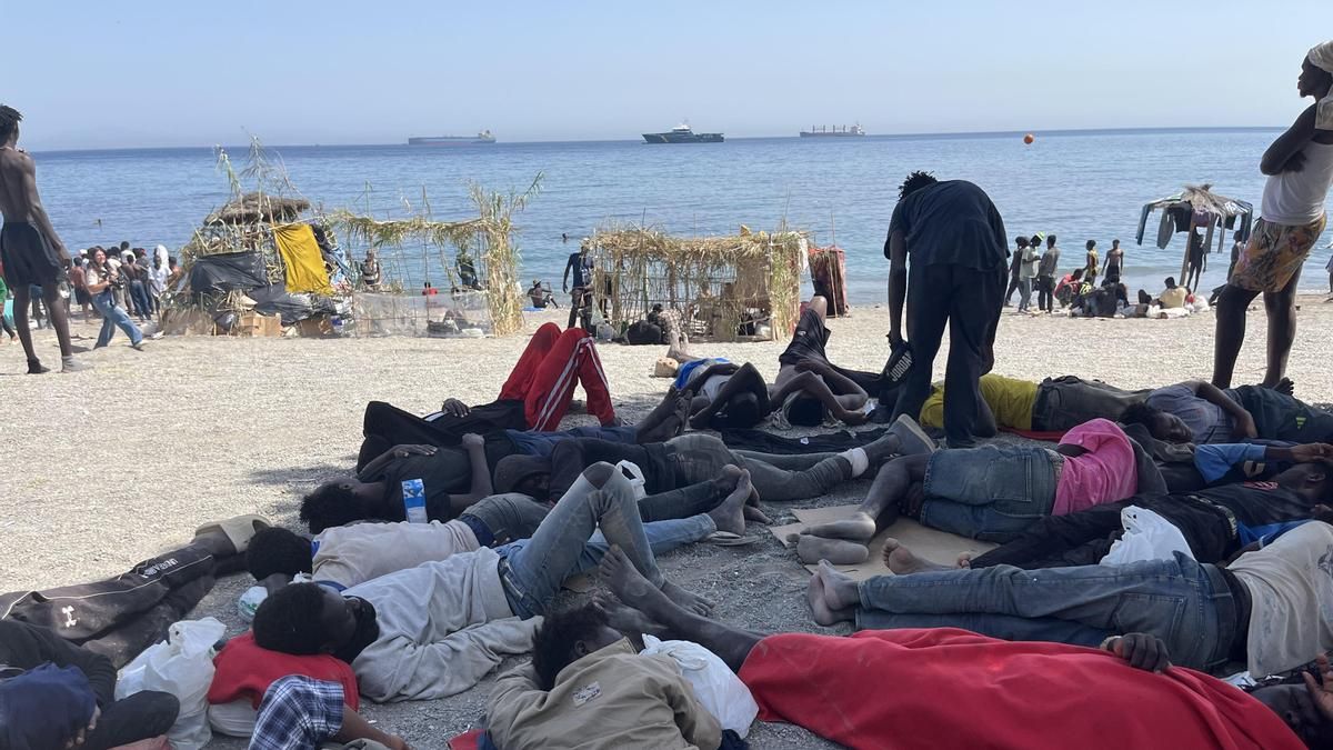 Numerosos inmigrantes permanecen en la playa del Trampolín, en Ceuta.  EFE/Reduan