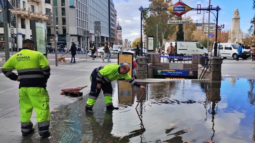 Metro intenta frenar sus frecuentes inundaciones por la lluvia en Madrid elevando entradas y cambiando rejillas