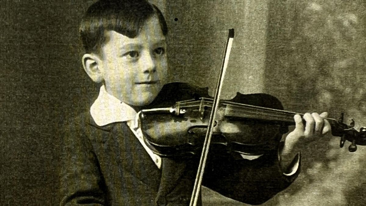 Eduardo Arguedas con siete años