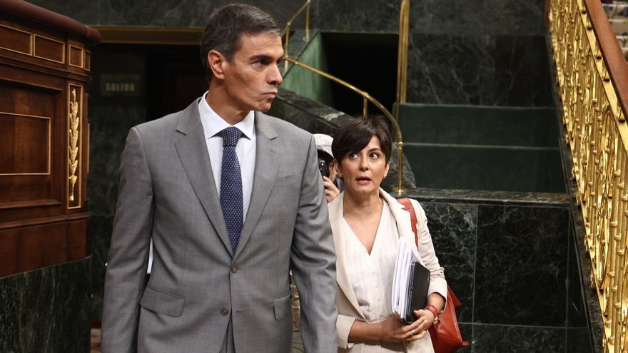 El presidente del Gobierno, Pedro Sánchez, y ministra de Vivienda y Agenda Urbana, Isabel Rodríguez, a su llegada a una sesión plenaria, en el Congreso de los Diputados, a 2 de octubre de 2026, en Madrid (España) Eduardo Parra / Europa Press