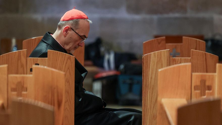 El patriarca latino de Jerusalén, Pierbattista Pizzaballa, reza en el Domingo de Ramos en Jerusalén.