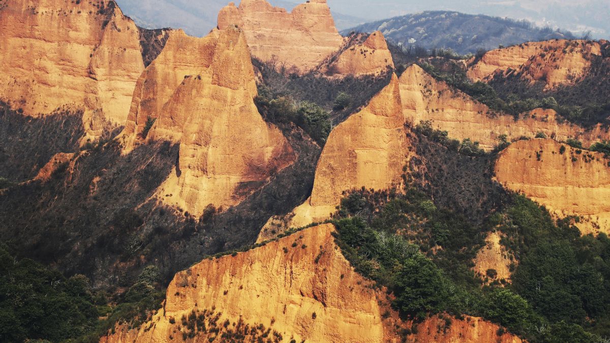 Vista de un paraje quemado desde del Mirador de Orellán, una de las infraestructuras afectadas por el incendio en Las Médulas, Orellán y Carucedo, a finales de año.