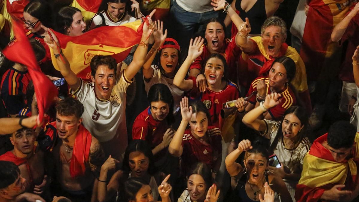 La celebración de los cordobeses en Las Tendillas tras el triunfo de España, en imágenes