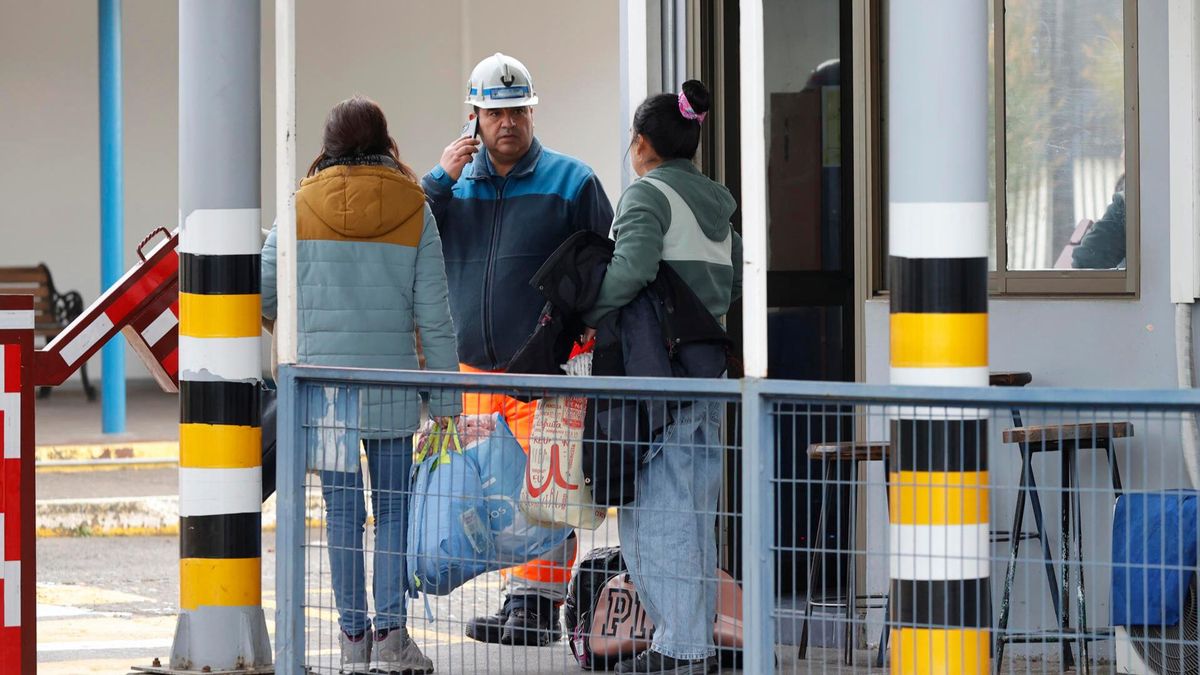 Familiares de mineros desaparecidos llegan hasta el acceso a las oficinas centrales de la División El Teniente, este sábado, en Rancagua (Chile).