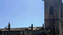 El cura de un pueblo cacereño celebra el corpus desde el tejado de la iglesia