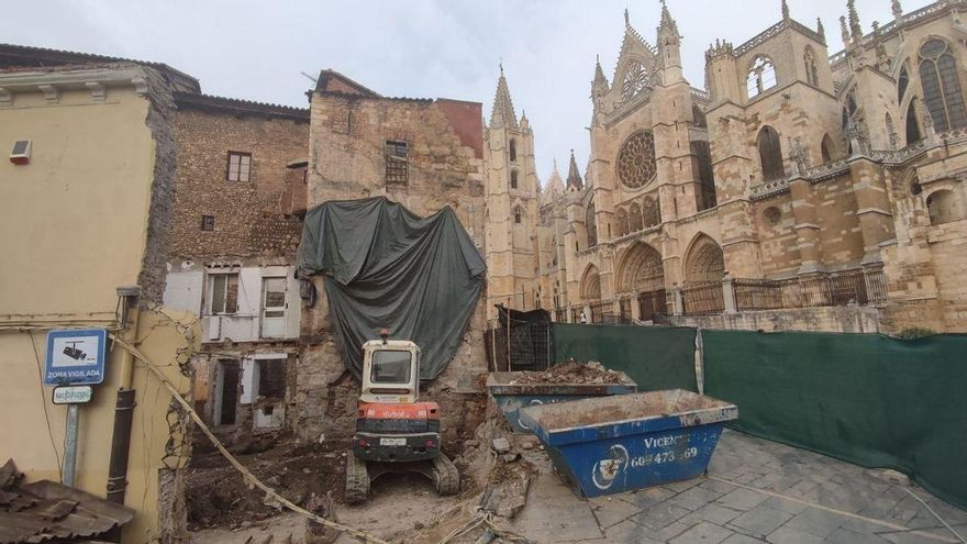 El Ayuntamiento de León aprueba negociar para paralizar los apartamentos turísticos junto a la muralla y el Obispado