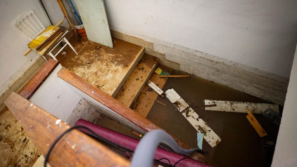 Las manchas de lodo muestran hasta donde subió la inundación en el subterráneo del edificio.