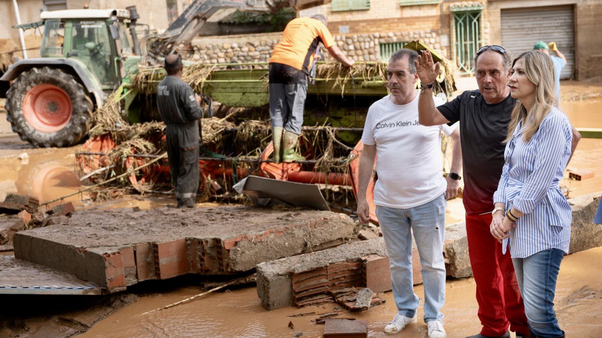 La vicepresidenta Mar Vaquero comprueba los destrozos causados en Azuara.