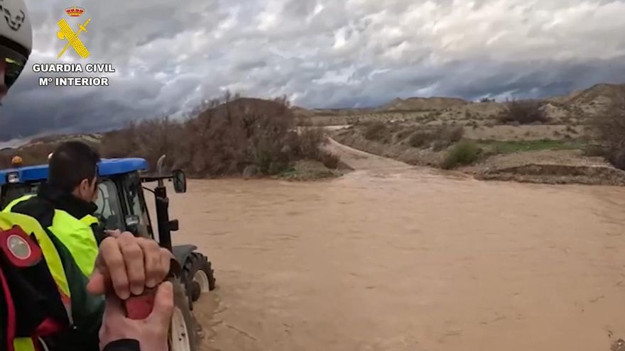 Imágenes del rescate de un hombre herido en Jaén.