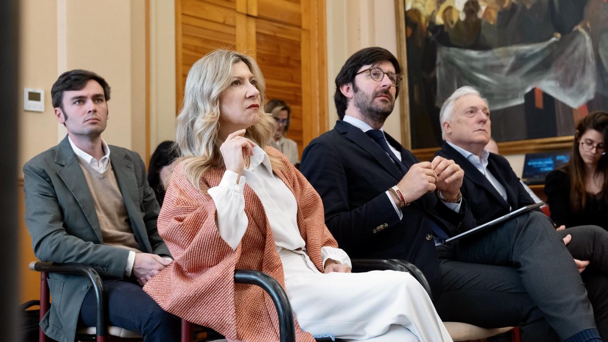 El responsable de Relaciones Institucionales de AWS en España y Portugal, David Blázquez, entre la vicepresidenta Mar Vaquero y el consejero Octavio López.
