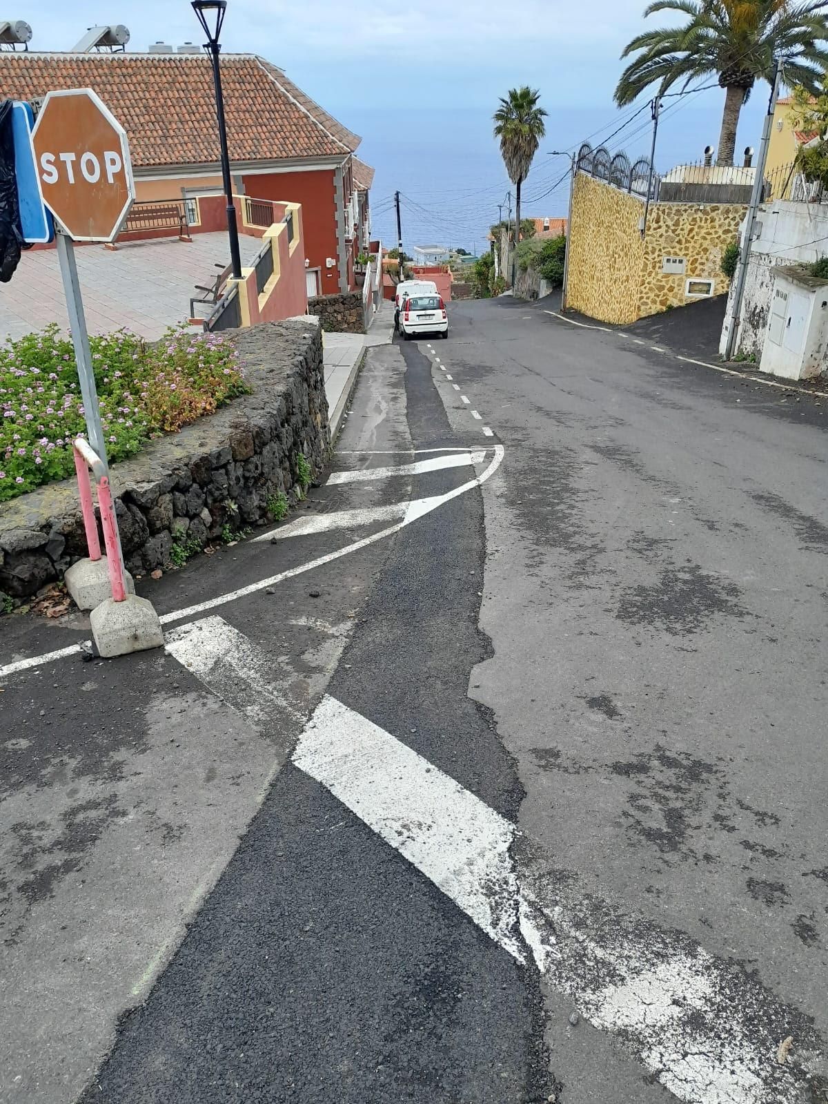 Operarios, reparando una torreta en La Palma.