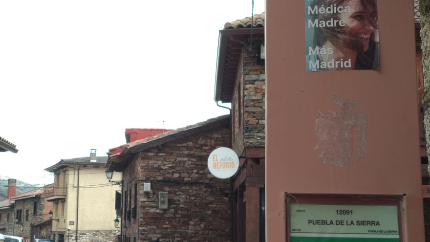 Un cartel de campaña de Más Madrid en la localidad de Puebla de la Sierra