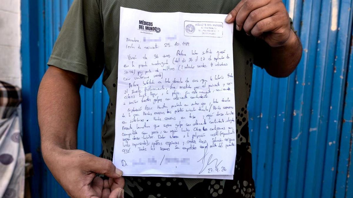 Ahmed sujeta el parte de lesiones elaborado por la ONG Médicos del Mundo, que acredita que las lesiones que presenta son compatibles con su relato.