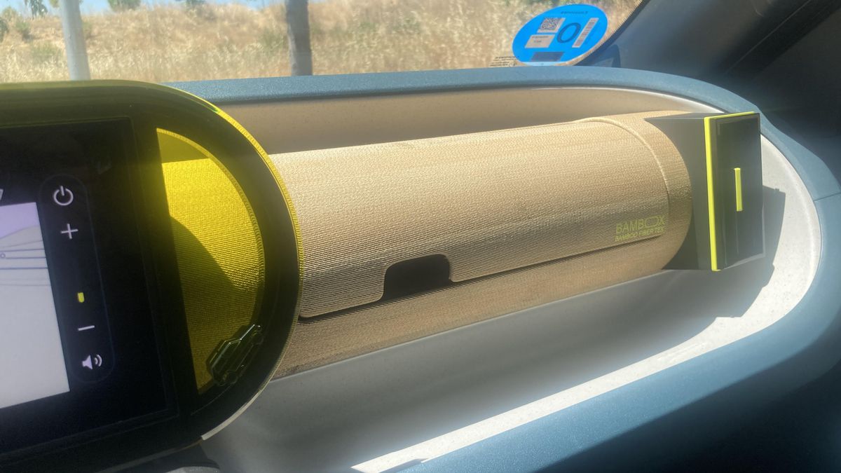 La guantera superior fabricada con fibra de bambú; en primer término, el cochecito emplazado en la pieza traslúcida que rodea la instrumentación.