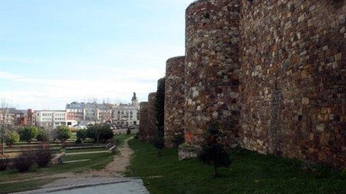 Patrimonio actuará sobre humedades, vegetación y filtraciones que afectan a la muralla de Astorga