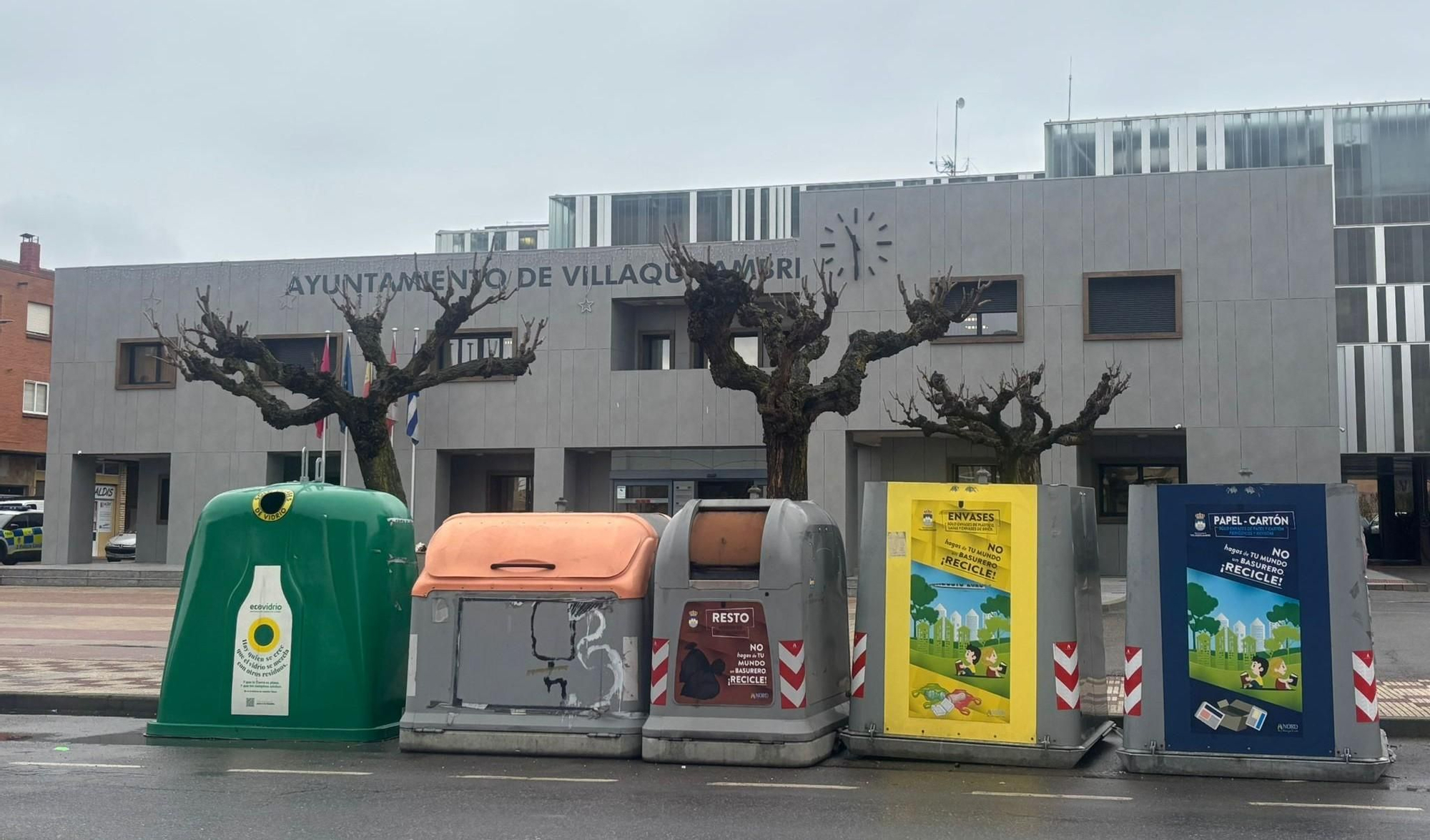 En el centro, el contenedor marrón para biorresiduos frente al Ayuntamiento de Villaquilambre.