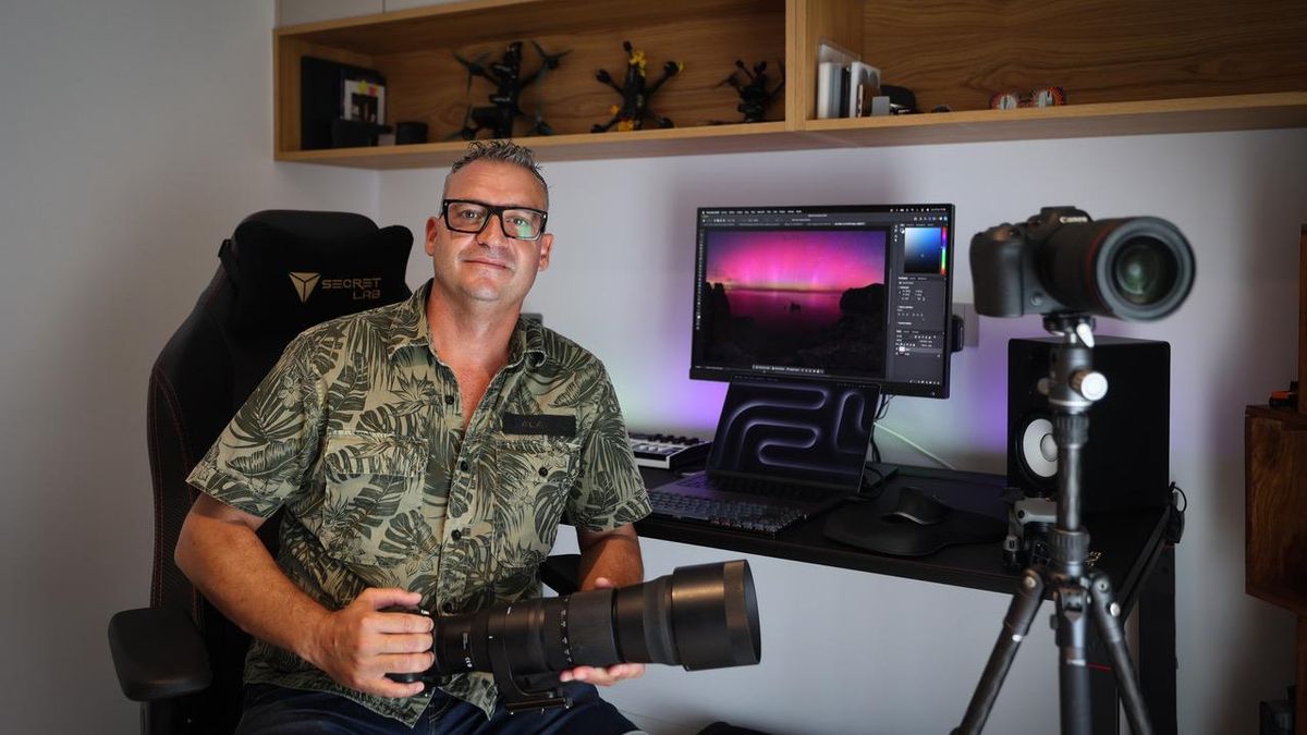 Santi Tur Roig –alias Atfunk– posa en su estudio con una de sus cámaras; en la estantería, los drones con los que grabará el minuto y medio en el que la Luna cubrirá el Sol.