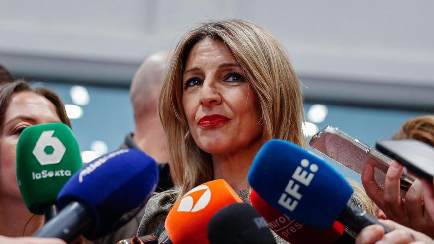 Yolanda Díaz atiene a los medios este viernes en la Feria Internacional de Turismo (Fitur).