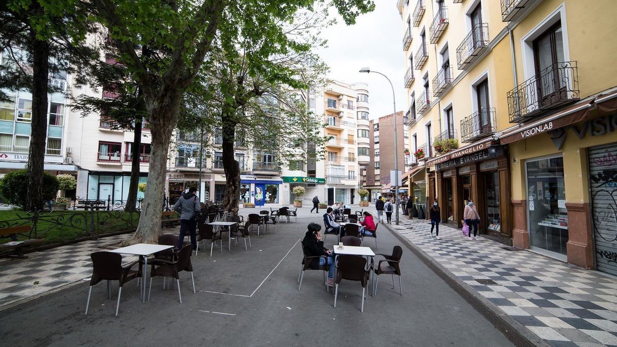La calle Carretería junto a la Plaza de la Hispanidad en la ciudad de Cuenca