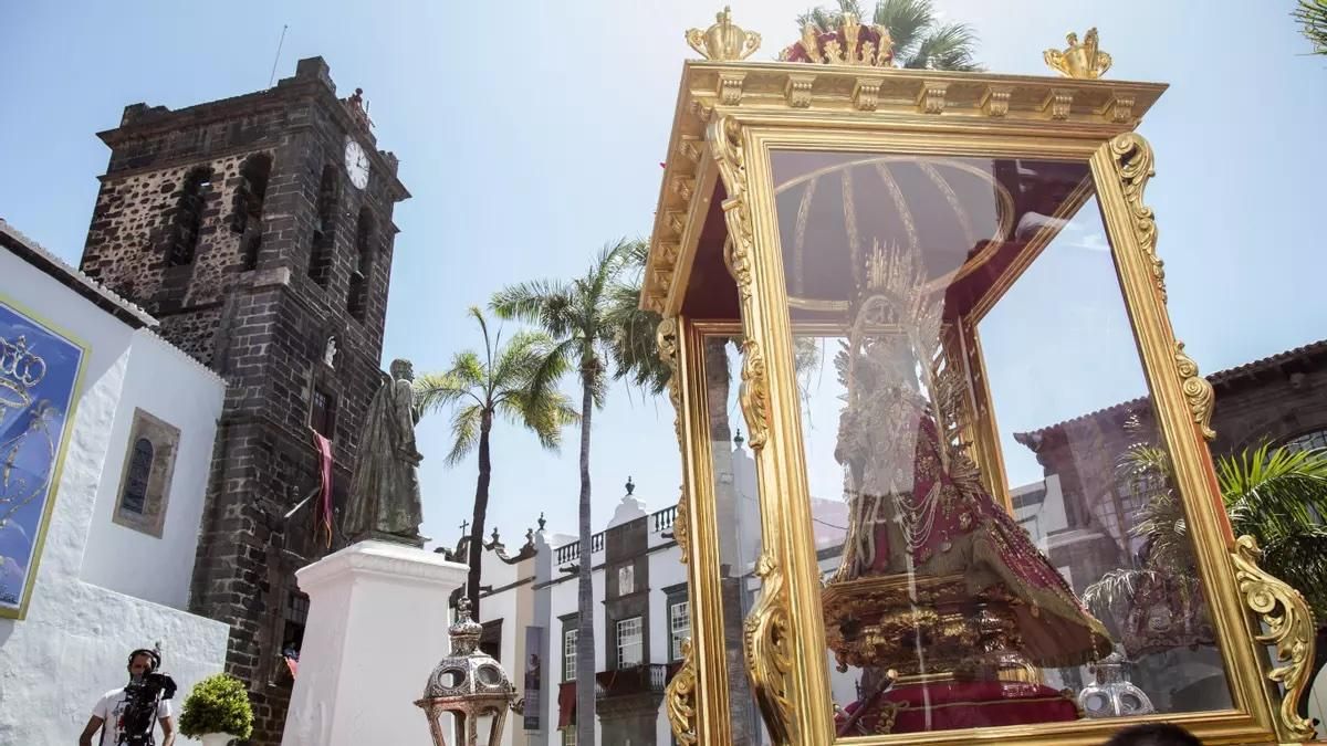 Imagen de archivo de la imagen de la Virgen de las Nieves en la Plaza de España de Santa Cruz de La Palma en el marco de las Fiestas Lustrales de La Bajada.