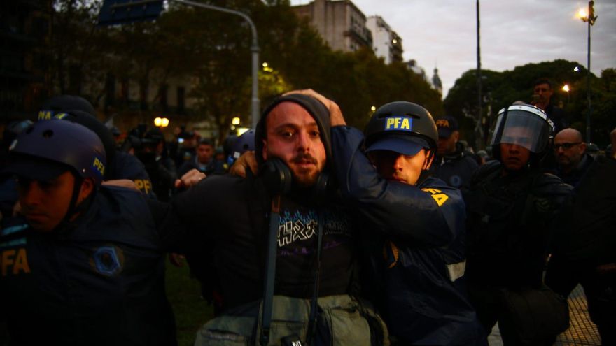 La policía argentina detiene a cuatro fotoperiodistas en una marcha de jubilados: "No quieren que estemos"