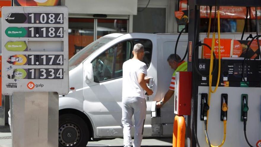 El precio de la gasolina se mantiene y el del gasóleo sube por octava semana