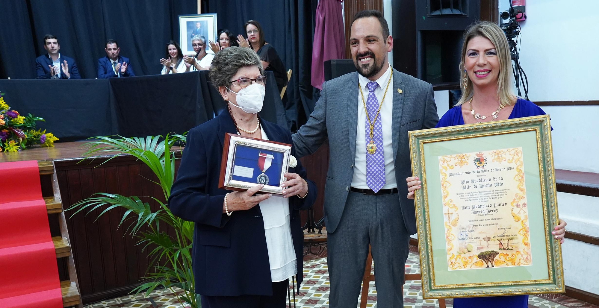 Jonathan Felipe entregó el título a los familiares de Francisco Javier García Pérez.