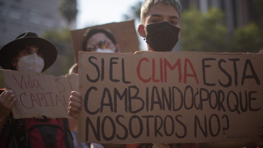 Ambientalistas protestan hoy en contra de la crisis climática en la Ciudad de México. EFE/Isaac Esquivel
