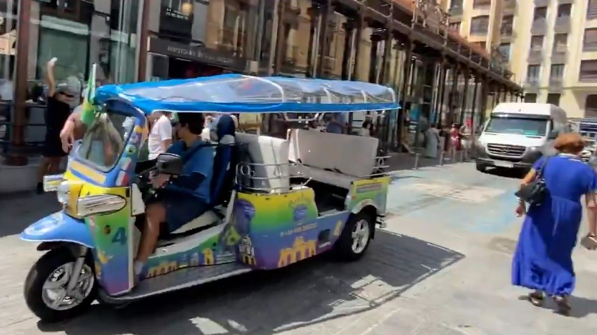 La calle que fue peatonalizada en el centro de Madrid y que ahora está llena de taxis, furgonetas y tuk tuks